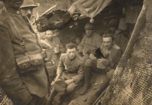 Grupo de soldados en una trinchera durante la Primera Guerra Mundial de Dario Gentilini