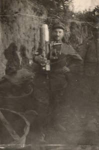Soldado en una trinchera en el Karst durante la Primera Guerra Mundial (foto en b/n) de Dario Gentilini