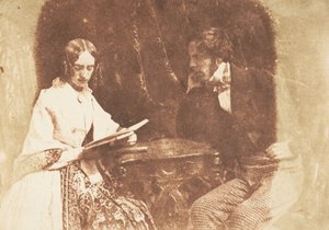 Pareja sentada, mujer leyendo, 1843-47 de Hill and Adamson