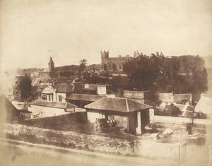 Linlithgow, desde la estación de tren, con el Ayuntamiento, la Iglesia de San Miguel y el Palacio