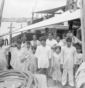 El capitán y la tripulación a bordo del dhow indio de tipo kotia Karimi (fl.1938) anclado en Colombo, Ceilán.