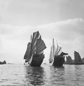 Dos juncos Yeungkong tipo pescador navegando en Aberdeen, Hong Kong