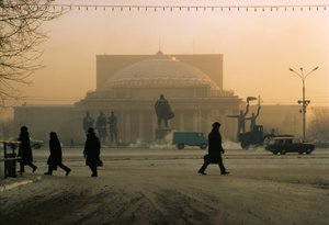 Una estatua de Vladimir Lenin vigila el Teatro de Novosibirsk. Novosibirsk, Rusia.