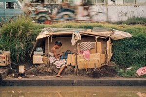 Choza de cartón, junto a un canal de aguas residuales, sirve de hogar. Yakarta, Indonesia.