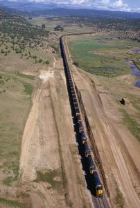 Un tren de una milla de largo de la línea Atchison, Topeka, Santa Fe retumba. Norte de Nuevo México.