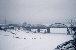 Novosibirsk, río Ob, Siberia, URSS, Estudiantes cruzan el río Ob congelado a pie por la nieve, invierno de 1976 (foto) de Dean Conger