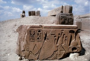 Tanis Egipto, dibujos en ruinas de piedra en la antigua ciudad de Tanis con jeroglíficos