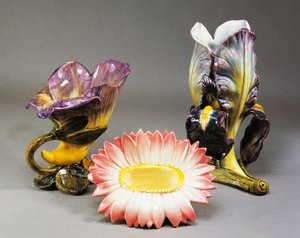 Jarrón en forma de convolvulus, cacharro en forma de margarita y jarrón en forma de iris, hacia 1900, de Delphin Massier (1836-1907), estilo Art Nouveau, cerámica de barbotina, fabricado en Vallauris. Francia, siglo XX. de Delphin Massier
