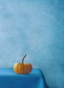 Mesa naranja, calabaza y azul de Delphine Devos