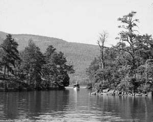 A lo largo de las Islas del Puerto, Lago George, N.Y., c.1904 de Detroit Publishing Co.