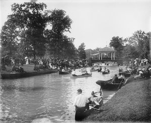Concierto de banda en el Gran Canal, Belle Isle Park, 1903-20 de Detroit Publishing Co.