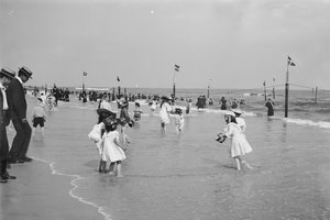 Escena de playa, Rockaway, Nueva York, EE.UU., c.1905 de Detroit Publishing Co.
