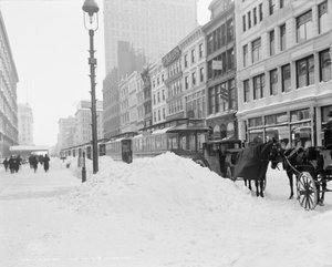 Transporte bloqueado en la calle 23 después de una tormenta de nieve, Nueva York, c.1905 (foto en blanco y negro)