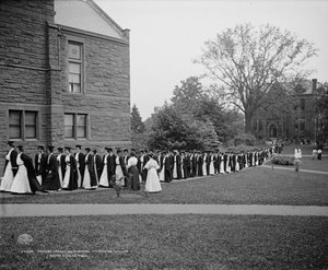 Ancianos marchando a la capilla, Mt. Holyoke College, South Hadley, Massachusetts, c.1908 de Detroit Publishing Co.
