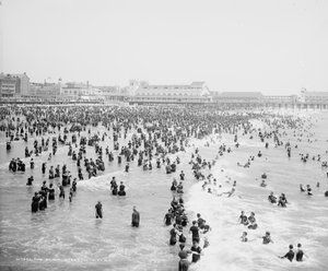 La playa, Atlantic City, c.1904 (foto en blanco y negro) de Detroit Publishing Co.