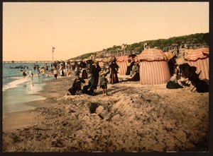 La playa a la hora del baño, Trouville-sur-Mer, Francia, c.1905 (foto coloreada) de Detroit Publishing Co.