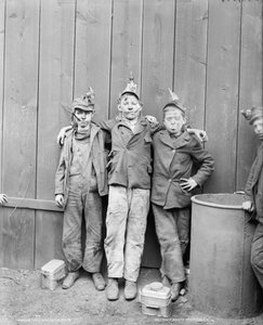 Tres niños rompedores de carbón, Minas de Carbón Woodward, Kingston, Pensilvania, EE.UU., c.1890 de Detroit Publishing Co.