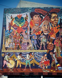 Hidalgo, Morelos y Juárez, héroes de la lucha por la independencia, detalle del mural de mosaico de la fachada del Teatro de los Insurgentes, Ciudad de México. México, siglo XX. de Diego Rivera