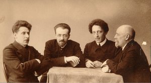 Retrato de grupo de los poetas Alexander (Alexandre) Aleksandrovich Blok (1880-1921), Georgii (George) Chulkov (1879-1939), Konstantin Aleksandrovich Erberg (Siunnerberg, Syunnerberg, Sunnenberg) (1871-1942) y Fyodor Sologub (Fiodor Sologoub, Fiodor Kouzmi de Dmitri Spiridonovich Zdobnov