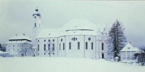 Vista de la Wieskirche en la nieve de Dominikus Zimmermann