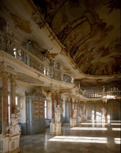 Vista de la sala de la biblioteca del monasterio de Schussenried realizada por el arquitecto Domenikus Zimmermann