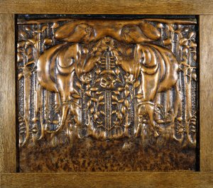 Un panel decorativo de plomo moldeado en alto relieve, que representa dos doncellas estilizadas enfrentadas de Donald McKay Stoddart