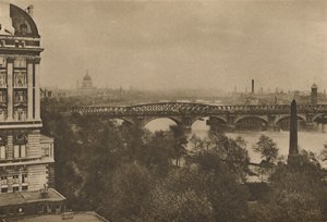 Adelphi Terrace con vista al río hacia el este desde el Hotel Cecil hasta el Puente de la Torre, c1935 de Donald McLeish