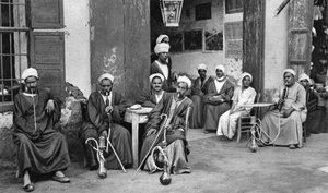 Café árabe en Esna, al sur de Luxor, Egipto, c. 1922