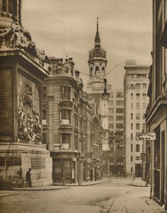 En la base del Monumento de Fish Street Hill, c. 1935