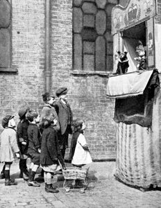 Niños viendo un espectáculo de Punch y Judy en una calle de Londres, 1936