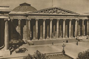 Frente columnado del Museo Británico en el sitio de la antigua Casa Montague, c1935