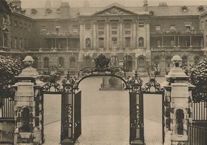 Entrada al Hospital Guys con la Estatua del Fundador en el Centro del Patio, c1935 de Donald McLeish