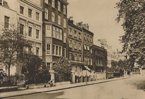 Plaza de Kensington que aún conserva la paz de dos siglos, c1935 de Donald McLeish