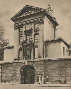 Puerta principal de San Bartolomé, el hospital más antiguo de Londres, c1935 de Donald McLeish