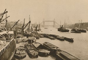 Embarcaciones en el Pool de Londres: Una vista desde el Puente de Londres hasta el Puente de la Torre, c1935 de Donald McLeish