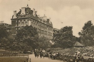 Sección de la calle Villiers del Jardín Victoria y una vista del Hotel Cecil, c. 1935 de Donald McLeish