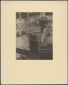[Puerto, atestado de barcos pesqueros con mástiles de vela] de Doris Ulmann
