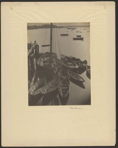 [Puerto, veleros con esquifes en primer plano] de Doris Ulmann