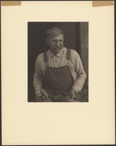 [James Duff, A Fiddler, Hazard, Kentucky, Holding Tools] de Doris Ulmann