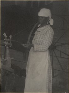 Mujer en la rueca