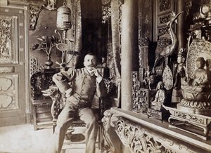 Pierre Loti (1850-1923) escritor francés, en su casa en Rochefort, foto de Paul Cardon aka Dornac, c. 1892