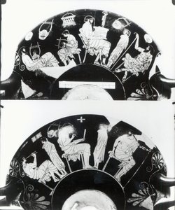 Dos vistas de una copa de figuras rojas del ático que representa una escena escolar de Douris