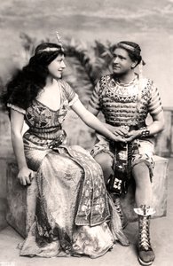 Ruth Vicent 1877-1955 y Roland Cunningham en una escena de Amasis, principios del siglo XX