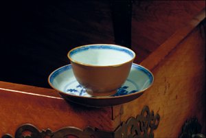 Taza y platillo de loza Batavia, cargamento del barco hundido "Geldermalsen" de Dutch School