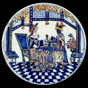 Plato de porcelana de Delft que representa a una mujer en una mesa servida por su sirviente negro. 1705 Sèvres, Museo Nacional de Cerámica de Dutch School