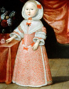Niña sosteniendo una flor rosa y blanca
