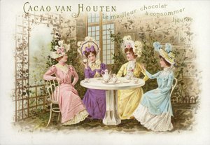 Mujeres en jardín, bebiendo chocolate