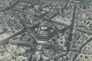 Elemento arquitectónico central de París mejorado por la previsión en el diseño de calles, c. 1935