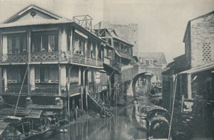 Aguas contaminadas bajo un puente que conduce a hogares desagradables de pobreza y dolor, c1935