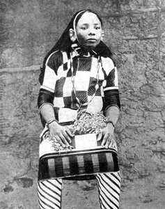 La esposa de moda de un árabe rico, África, 1936 de ENA